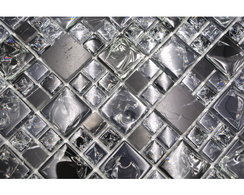 Mosaïque avec éléments carrés en verre et pierre