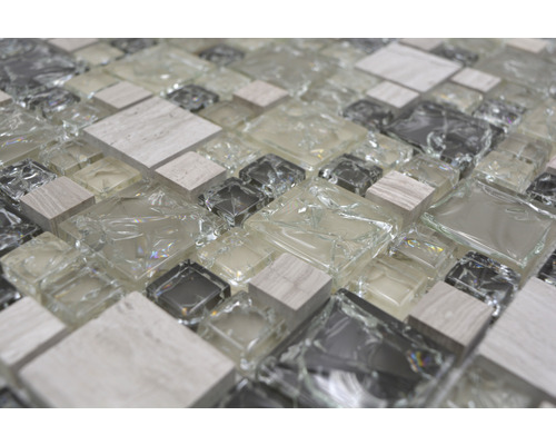 Nahaufnahme von Mosaikfliesen aus Glas und Stein