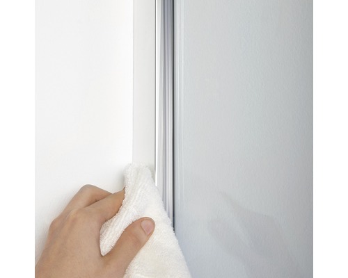 Nettoyage d''une cabine de douche avec un chiffon.