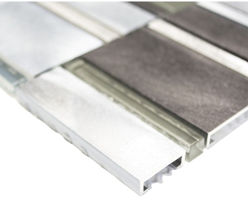 Gros plan d''une mosaïque avec des éléments en verre et en aluminium