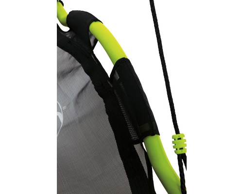 Detailaufnahme einer Nestschaukel mit Netzbespannung und Seilaufhängung