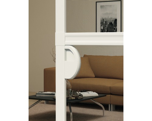 Gros plan d''un store moustiquaire devant un salon