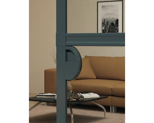 Vue détaillée d''un store anti-insectes pour fenêtre avec cadre gris