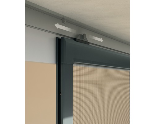 Vue détaillée d''une porte coulissante avec moustiquaire et rail de guidage