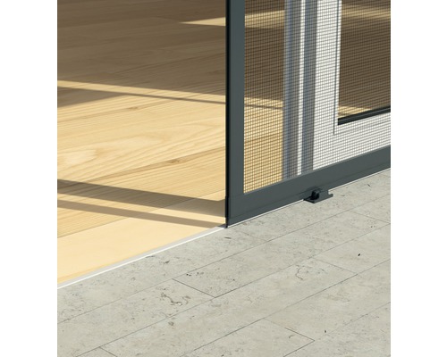 Vue détaillée d''une porte moustiquaire avec grillage anti-insectes