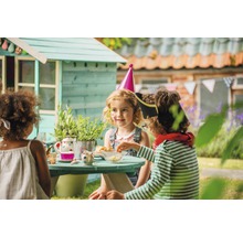 Enfants jouant dans le jardin avec cabane et table de pique-nique