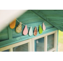 Guirlande décorative en forme de goutte sur une maison en bois