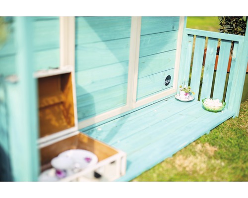 Vue détaillée d''une cabane en bois avec le logo Plum et décorée de vaisselle.