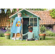 Maisonnette en bois pour enfants avec deux enfants dans le jardin