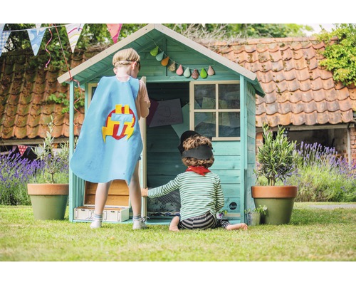 Maisonnette en bois pour enfants avec deux enfants dans le jardin