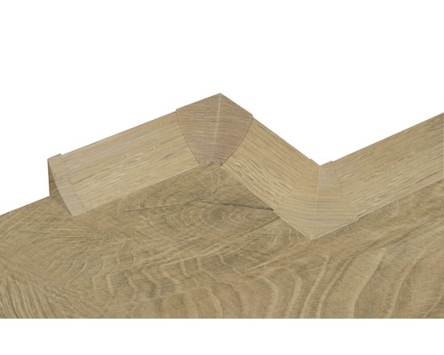 Gros plan d''un escalier en bois avec bord de marche