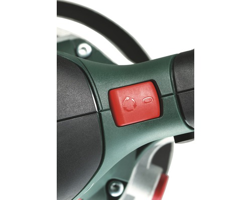 Vue détaillée d''un interrupteur rouge sur un taille-haie