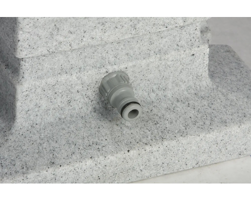 Gros plan du raccordement d''un robinet à un réservoir d''eau