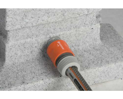 Logo Gardena avec raccord de tuyau sur point d''eau