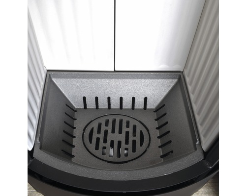 Detailansicht des Brennraums eines Kaminofens mit Rost