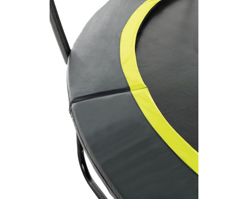 Detailaufnahme eines Trampolins mit Rahmenpolsterung und Sprungtuch