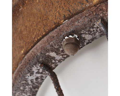 Detailaufnahme eines Werkzeugs mit rostiger Oberfläche und Nietverbindung