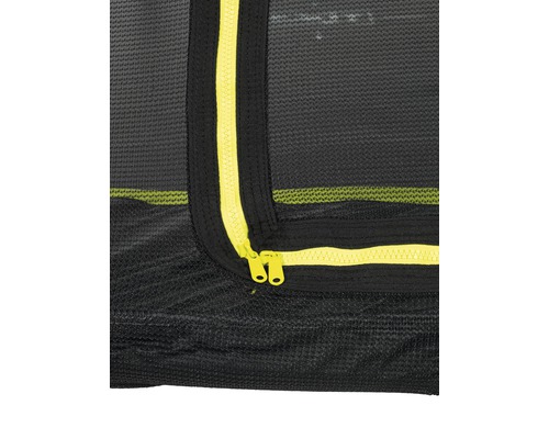 Detailaufnahme eines Trampolinnetzes mit Reißverschluss