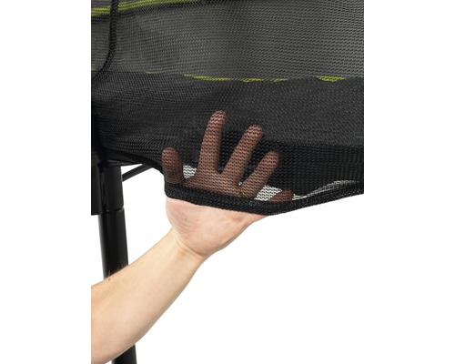 Hand berührt Sicherheitsnetz eines Trampolins