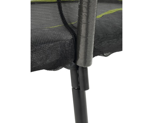 Detailansicht eines Trampolins mit Rahmenpolster und Standbeinen