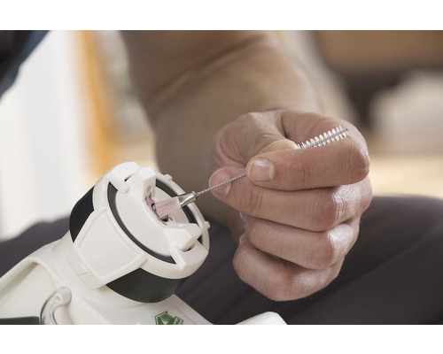 Nettoyage d''un pistolet à peinture avec une brosse de nettoyage