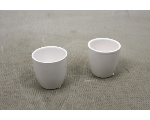 Zwei weiße Übertöpfe