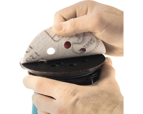 Schleifscheibe wird auf einen Schwingschleifer montiert