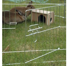 Gros plan d''un enclos pour petits animaux avec clapier et deux lapins