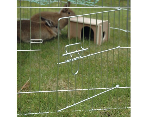 Gros plan d''un enclos pour petits animaux avec clapier et deux lapins