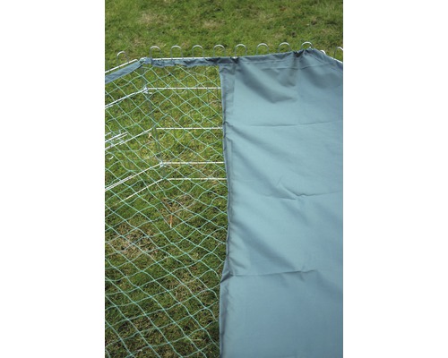 Gros plan d''une clôture à volaille avec couverture