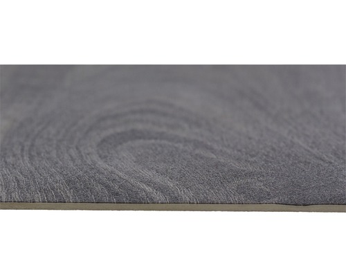 Nahaufnahme einer grauen Vinylbodenfliese mit Holzoptik