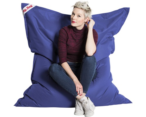 Frau sitzt auf einem blauen Big Bag Sitzsack