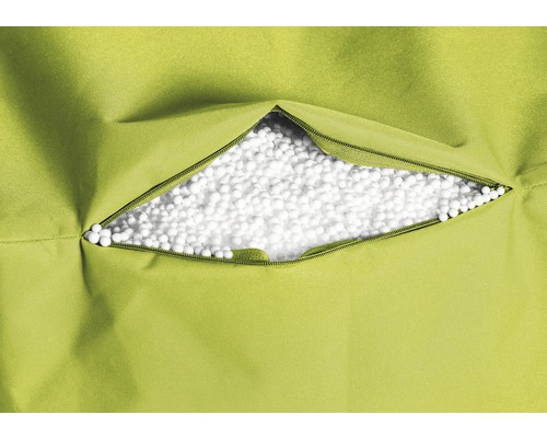 Detailaufnahme eines grünen Sitzsacks mit geöffnetem Reißverschluss und Füllung aus weißen Styroporkügelchen.