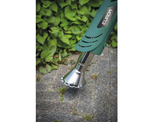 Unkrautvernichter mit Hitzeanwendung auf Pflastersteinen