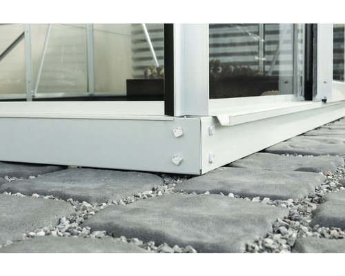 Detailansicht des Fundaments eines Gewächshauses auf Steinen