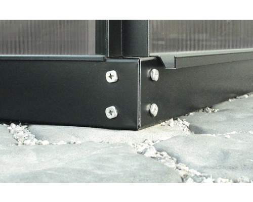 Vue détaillée d''un coin de serre avec fixation par vis aux fondations