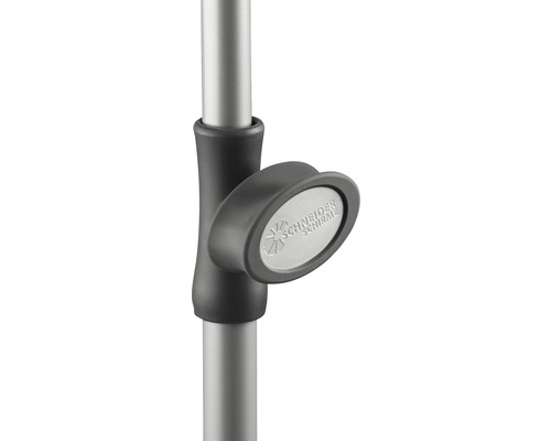 Detailansicht eines Sonnenschirms mit Schneider Schirme Logo