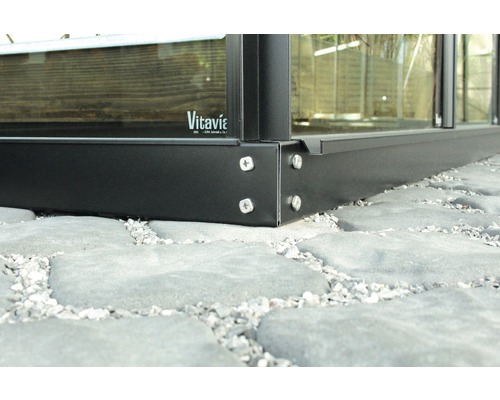 Detailansicht Gewächshausfundament auf Pflastersteinen