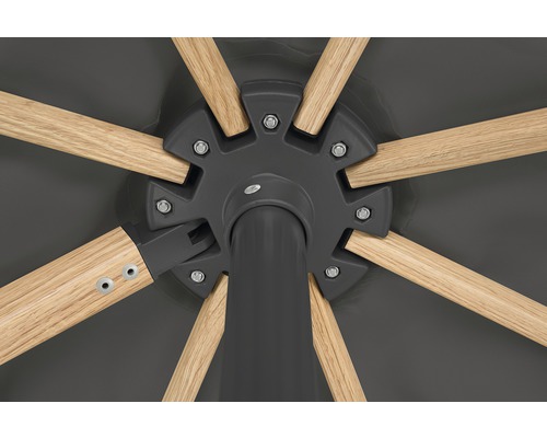 Detailansicht eines Sonnenschirms mit hölzernen Streben und einer grauen Mittelstange