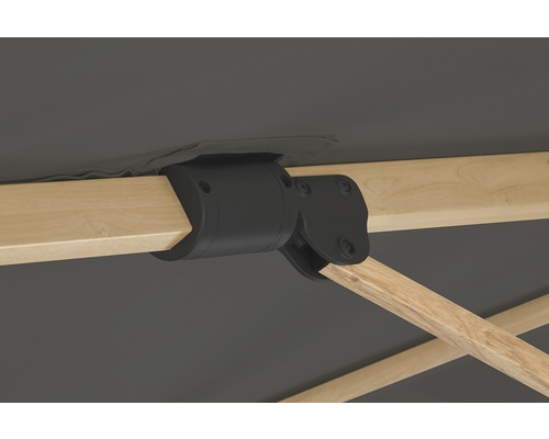 Detailaufnahme eines Sonnenschirms mit Holzrahmen und schwarzer Halterung