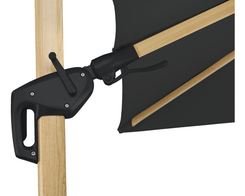 Detailaufnahme eines schwarzen Sonnenschirms mit Holzrahmen und schwarzer Halterung am Holzpfosten