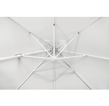 Vue de dessous d''un parasol avec armature métallique