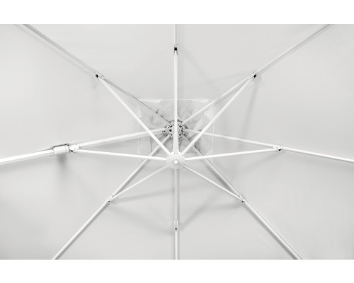 Vue de dessous d''un parasol avec armature métallique