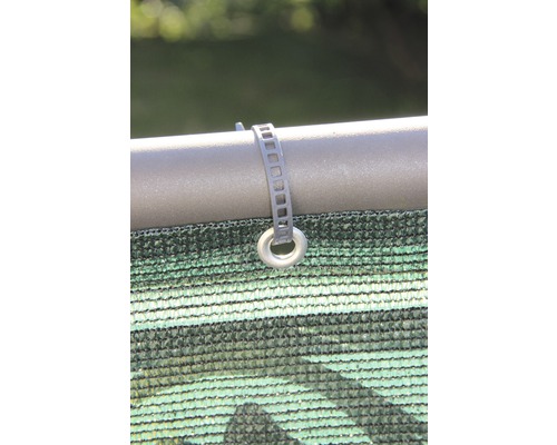 Nahaufnahme einer Windschutzschelle zur Befestigung einer Sichtschutzmatte an einem Geländer.