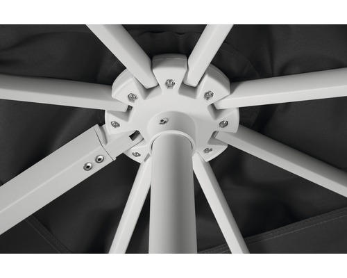 Vue détaillée de la structure d''un parasol par le dessous