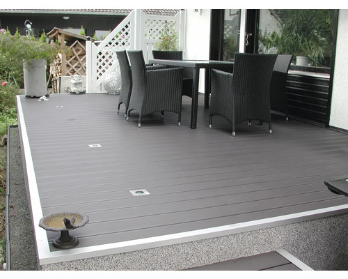 Terrasse avec planches, table de jardin et chaises