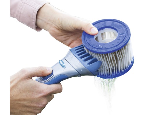 Une personne nettoie un filtre de piscine avec un nettoyeur de filtre