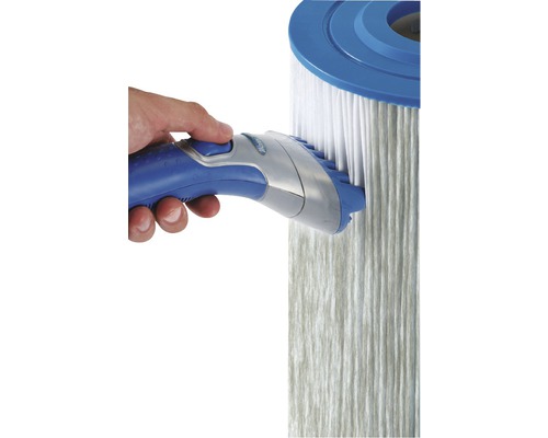 Outil de nettoyage pour filtre de piscine utilisé sur un filtre de piscine