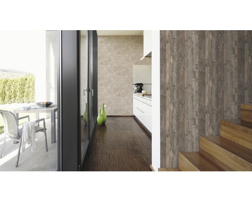 Heller, organisierter Innenraum mit Holzboden, Treppe und einer Wandtapete in Holzoptik.