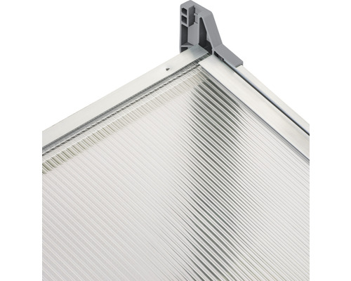 Detailansicht einer transparenten Stegplatte mit Rahmen